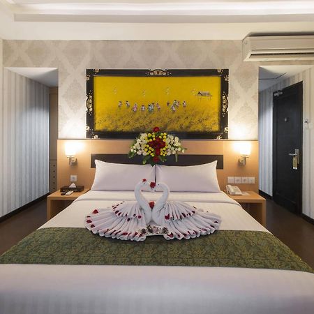 Grand Puri Saron Hotel Malioboro Yogyakarta Exteriör bild