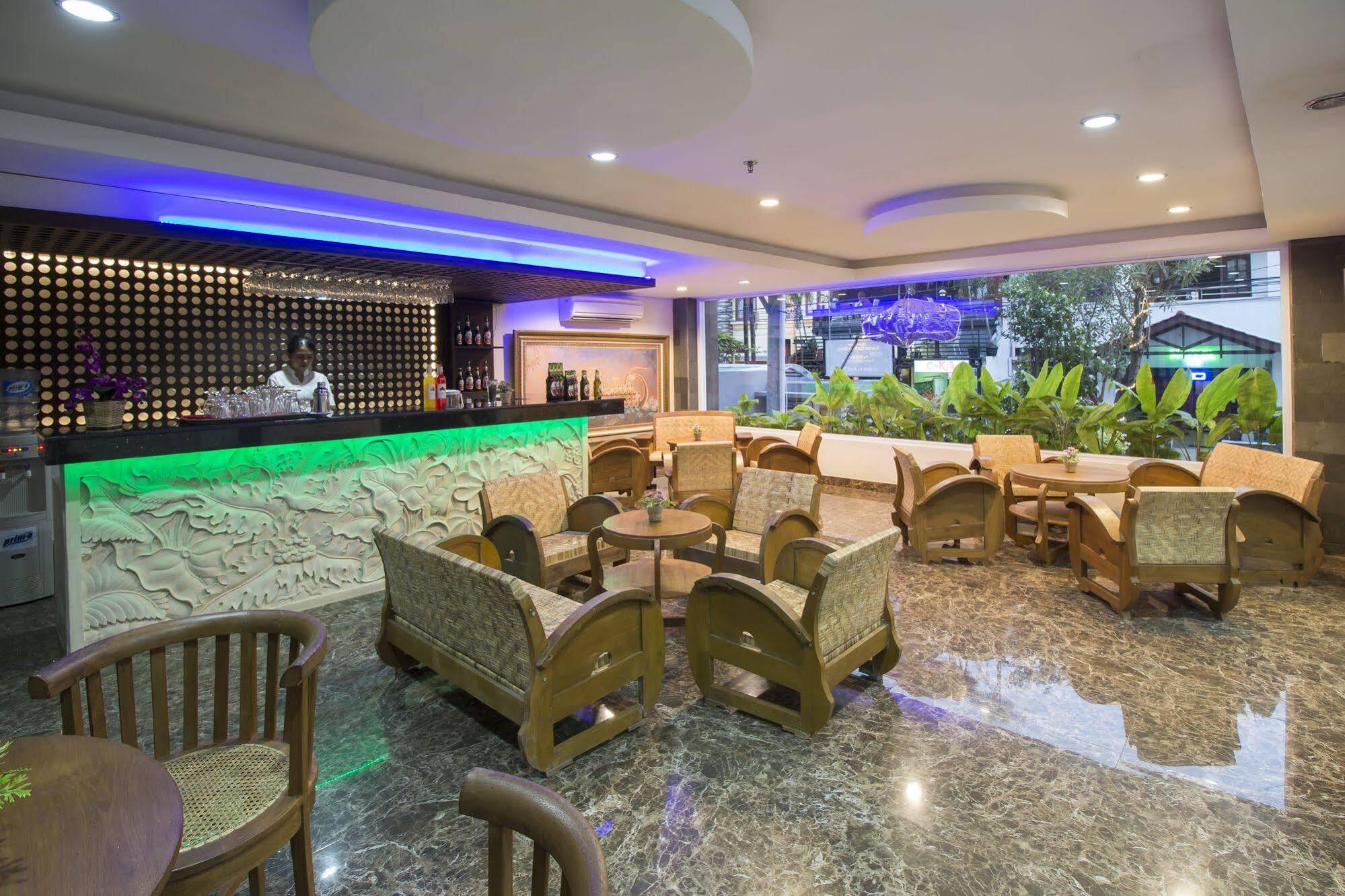Grand Puri Saron Hotel Malioboro Yogyakarta Exteriör bild