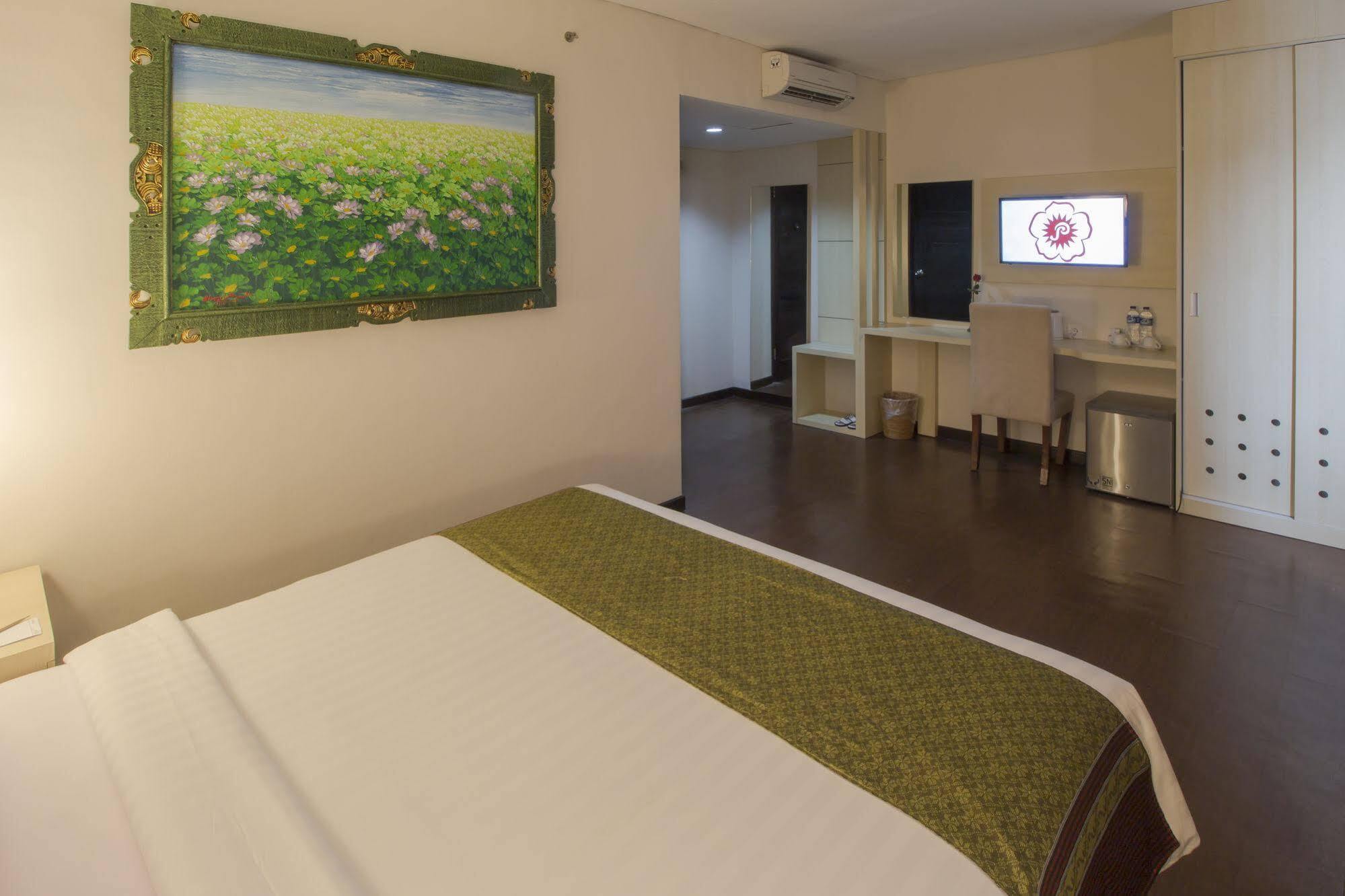 Grand Puri Saron Hotel Malioboro Yogyakarta Exteriör bild