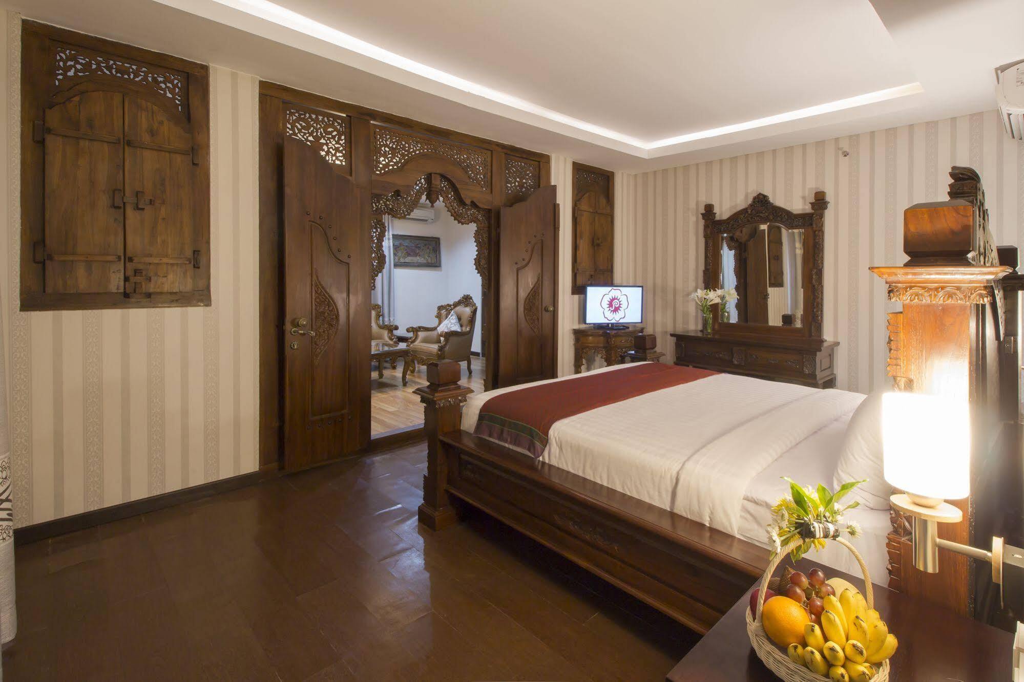 Grand Puri Saron Hotel Malioboro Yogyakarta Exteriör bild