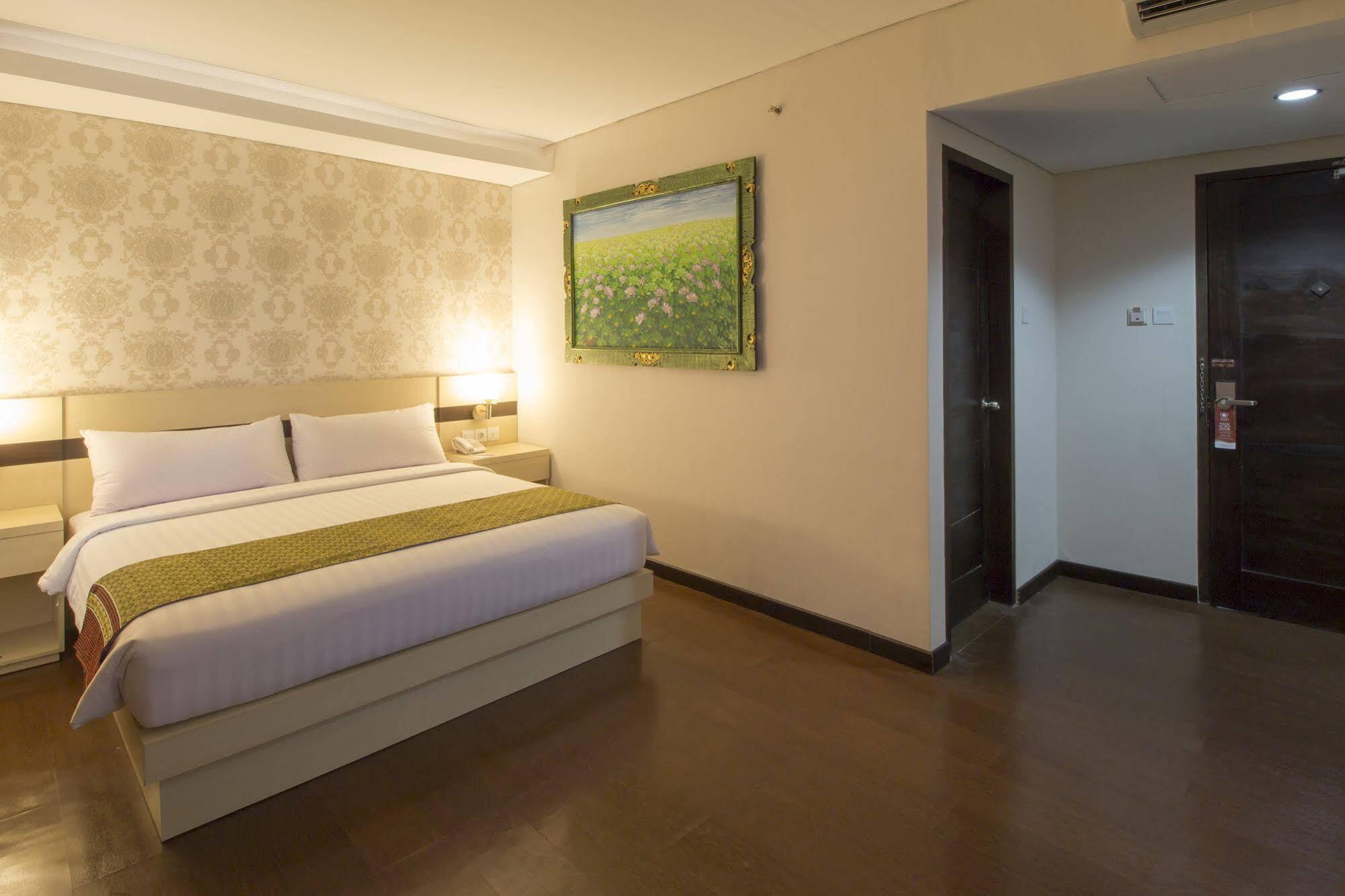 Grand Puri Saron Hotel Malioboro Yogyakarta Exteriör bild