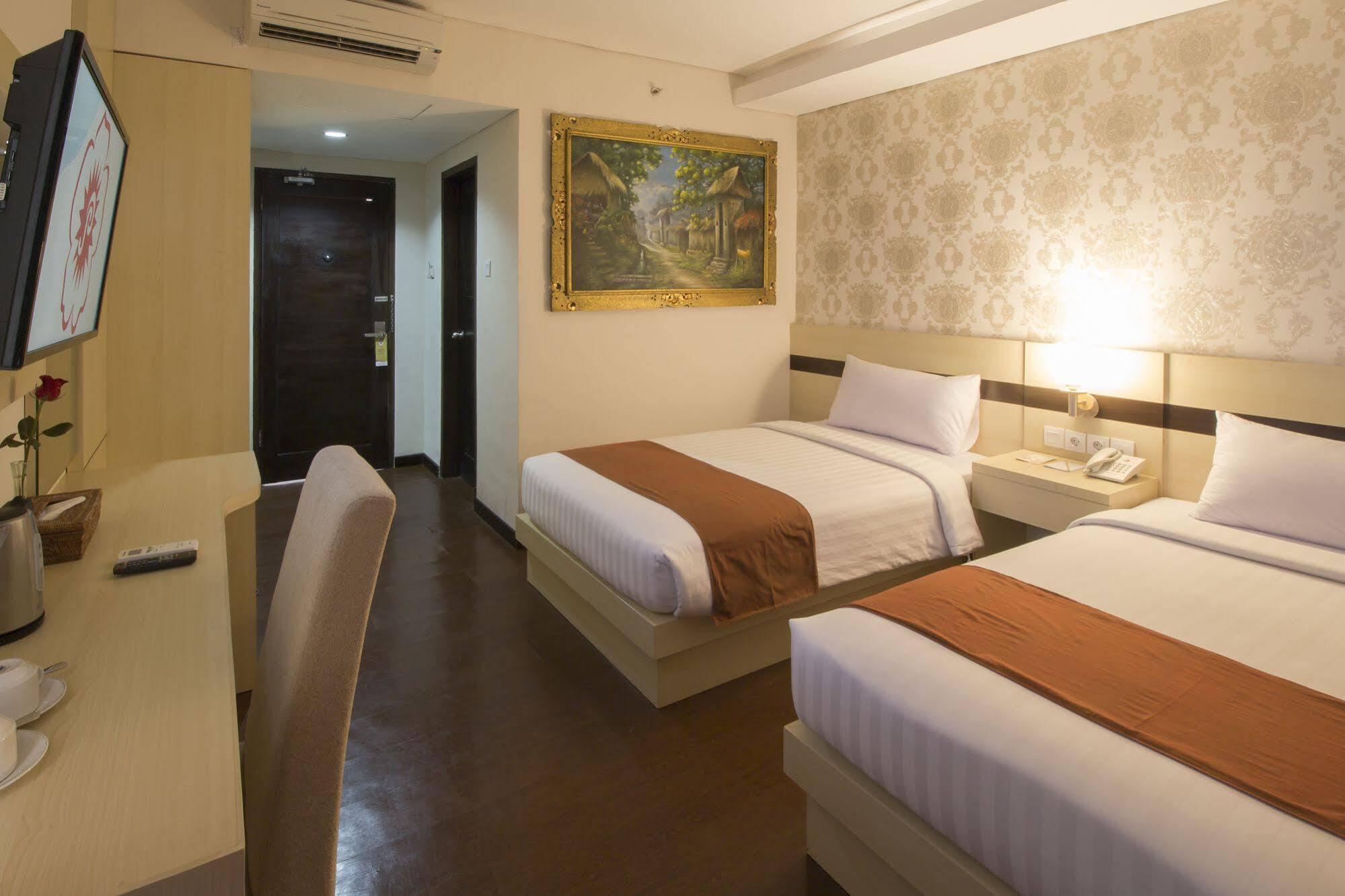 Grand Puri Saron Hotel Malioboro Yogyakarta Exteriör bild