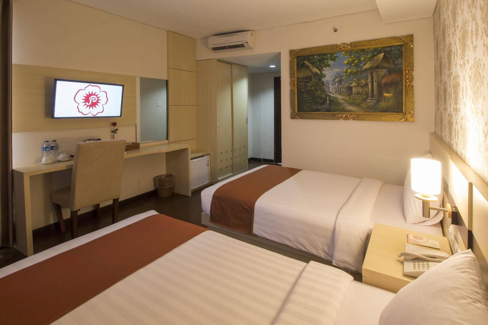 Grand Puri Saron Hotel Malioboro Yogyakarta Exteriör bild