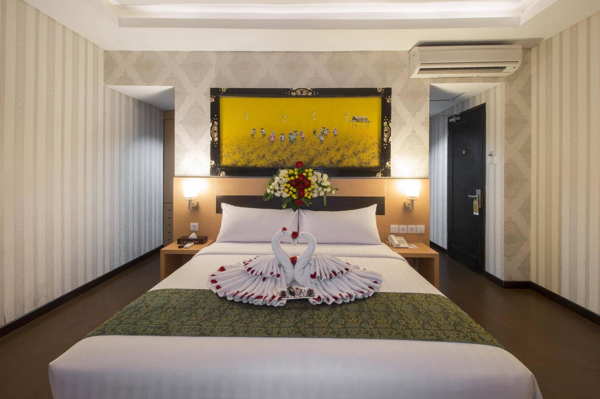 Grand Puri Saron Hotel Malioboro Yogyakarta Exteriör bild