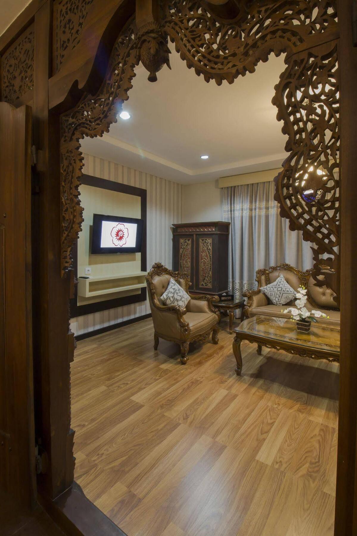 Grand Puri Saron Hotel Malioboro Yogyakarta Exteriör bild
