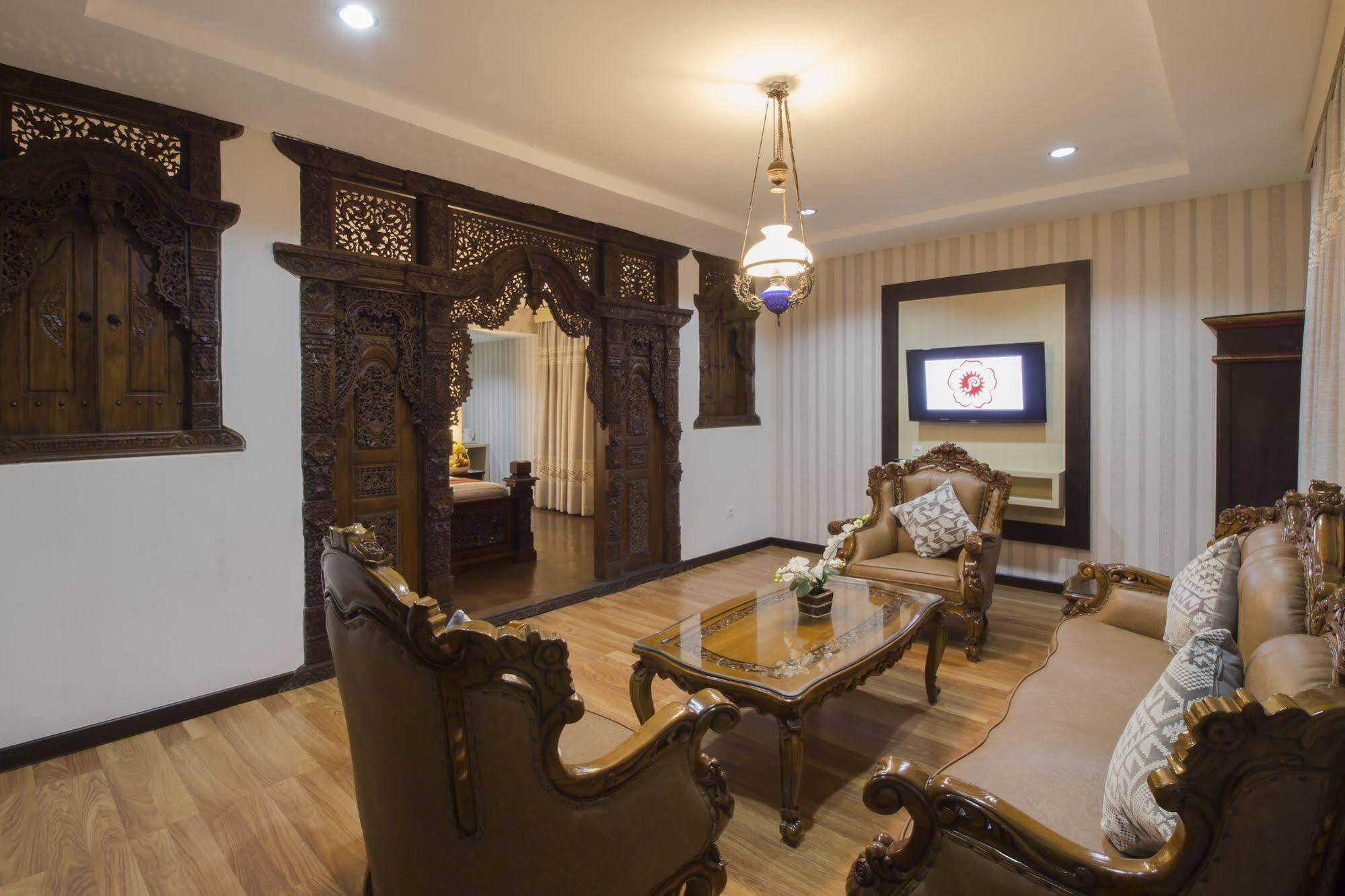 Grand Puri Saron Hotel Malioboro Yogyakarta Exteriör bild