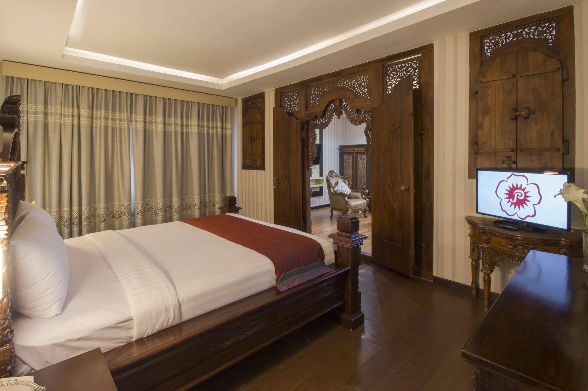 Grand Puri Saron Hotel Malioboro Yogyakarta Exteriör bild