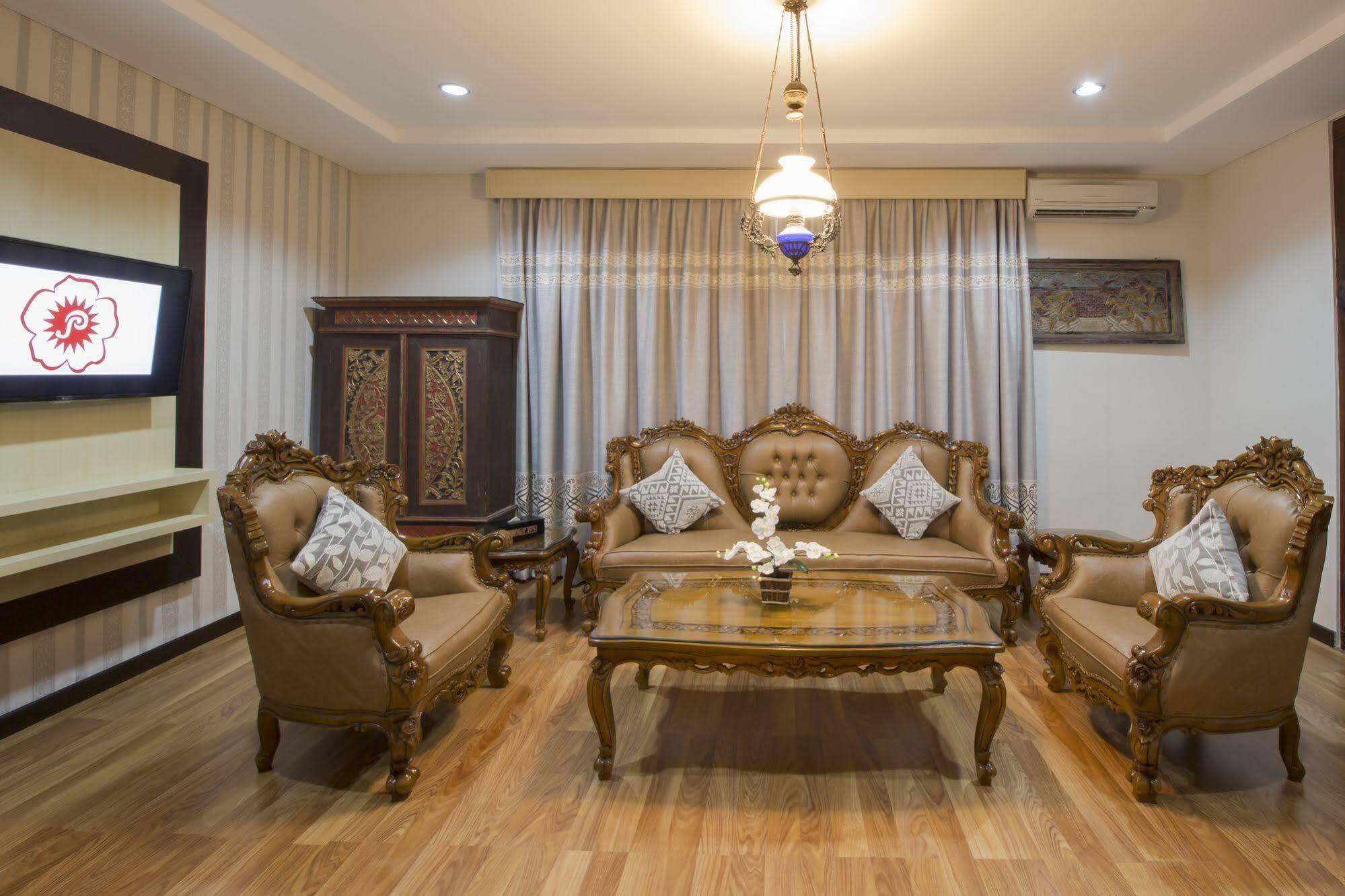 Grand Puri Saron Hotel Malioboro Yogyakarta Exteriör bild