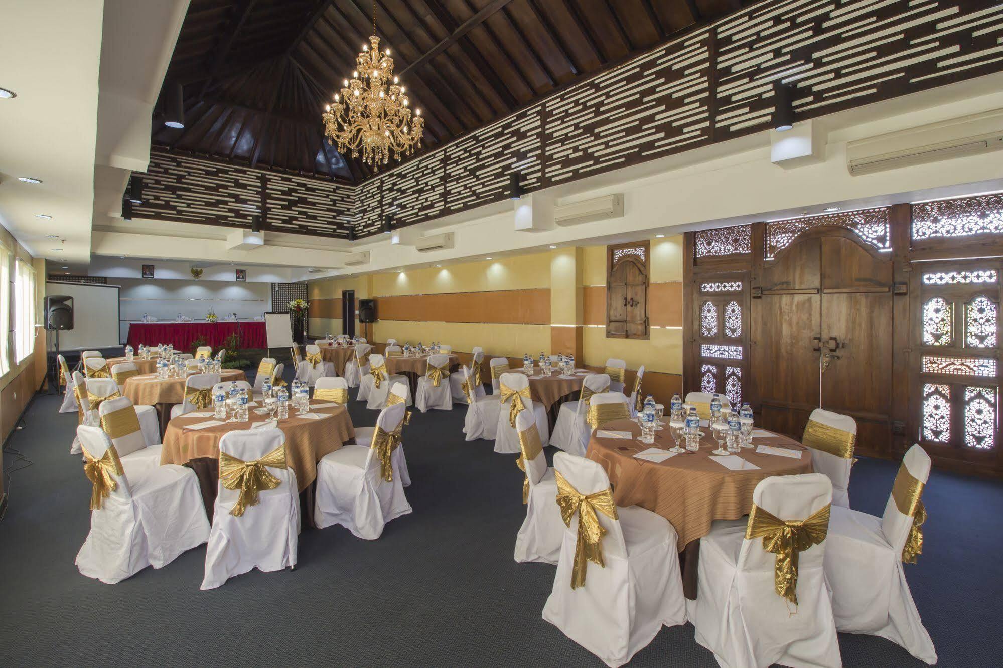 Grand Puri Saron Hotel Malioboro Yogyakarta Exteriör bild