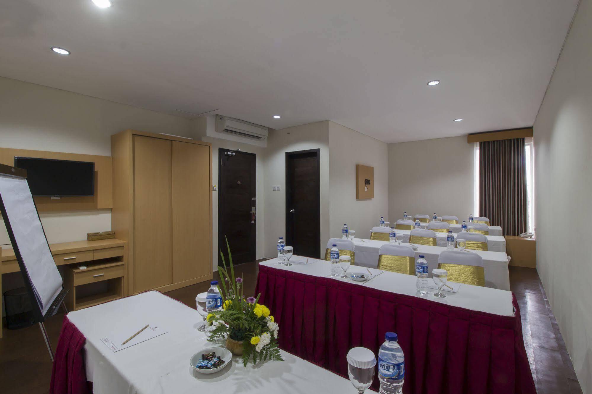 Grand Puri Saron Hotel Malioboro Yogyakarta Exteriör bild